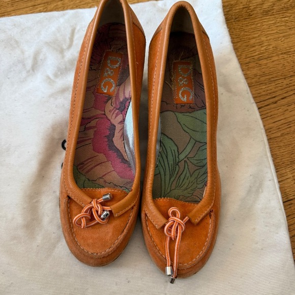 DOLCE & GABBANNA - VTG Classic D&G Orange Suede Bow Trim Wedge Heel Pumps 8.5 - Picture 12 of 12